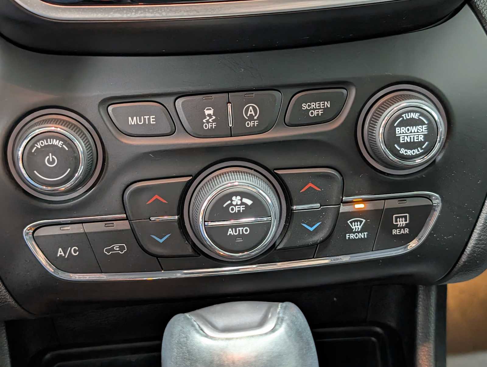 Used 2020 Jeep Cherokee Limited image 32