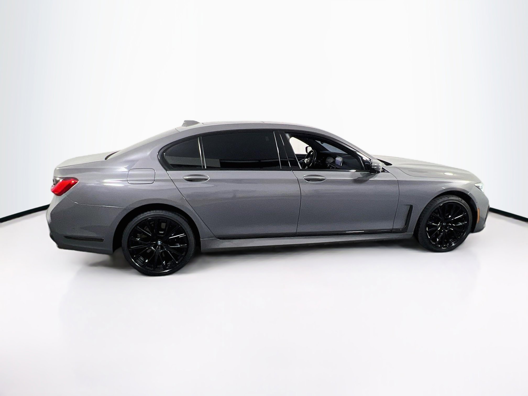 Used 2021 BMW 750i xDrive w/ Executive Package image 4