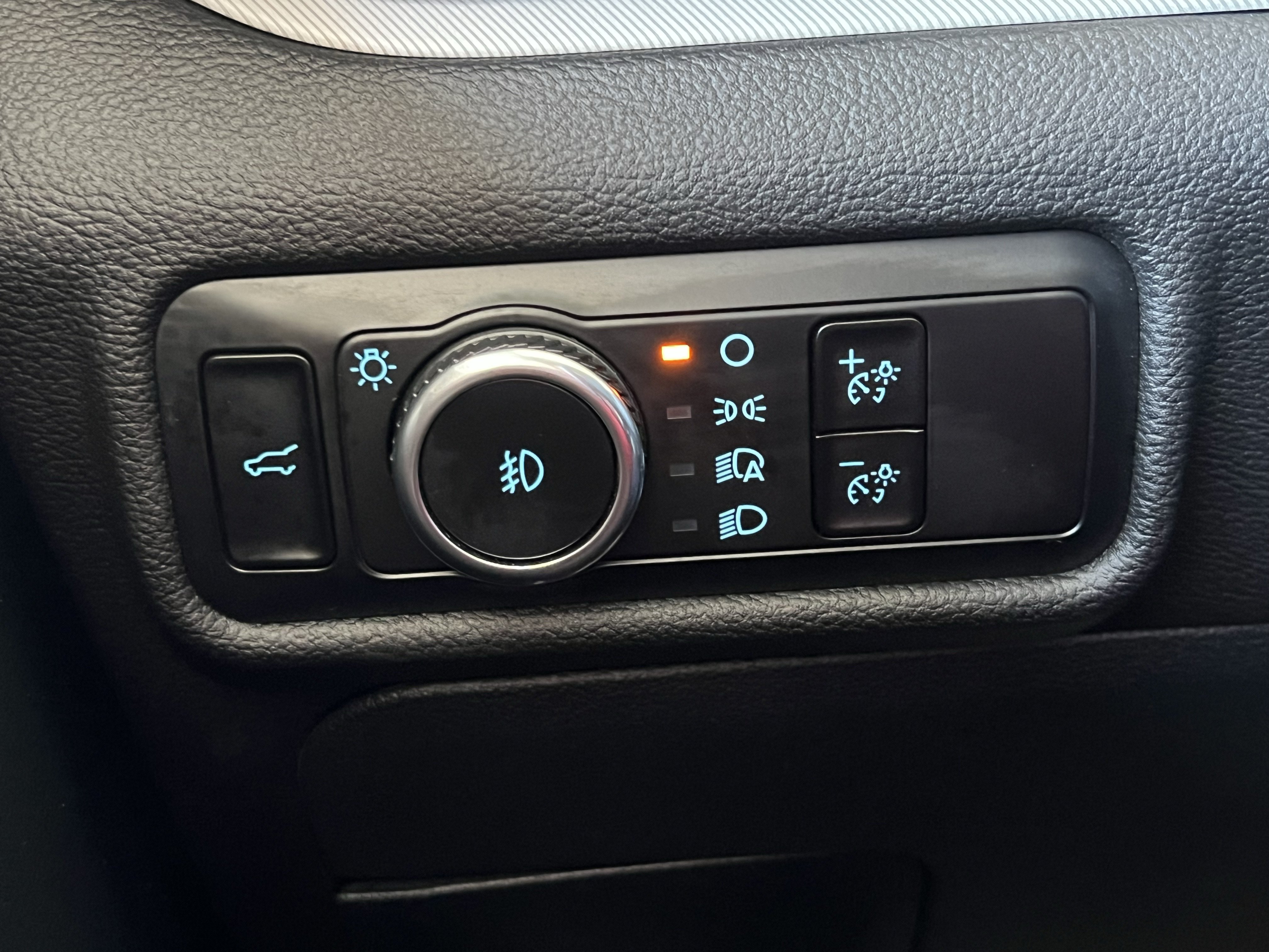 Used 2023 Ford Explorer XLT w/ Equipment Group 202A AWD/4WD image 40