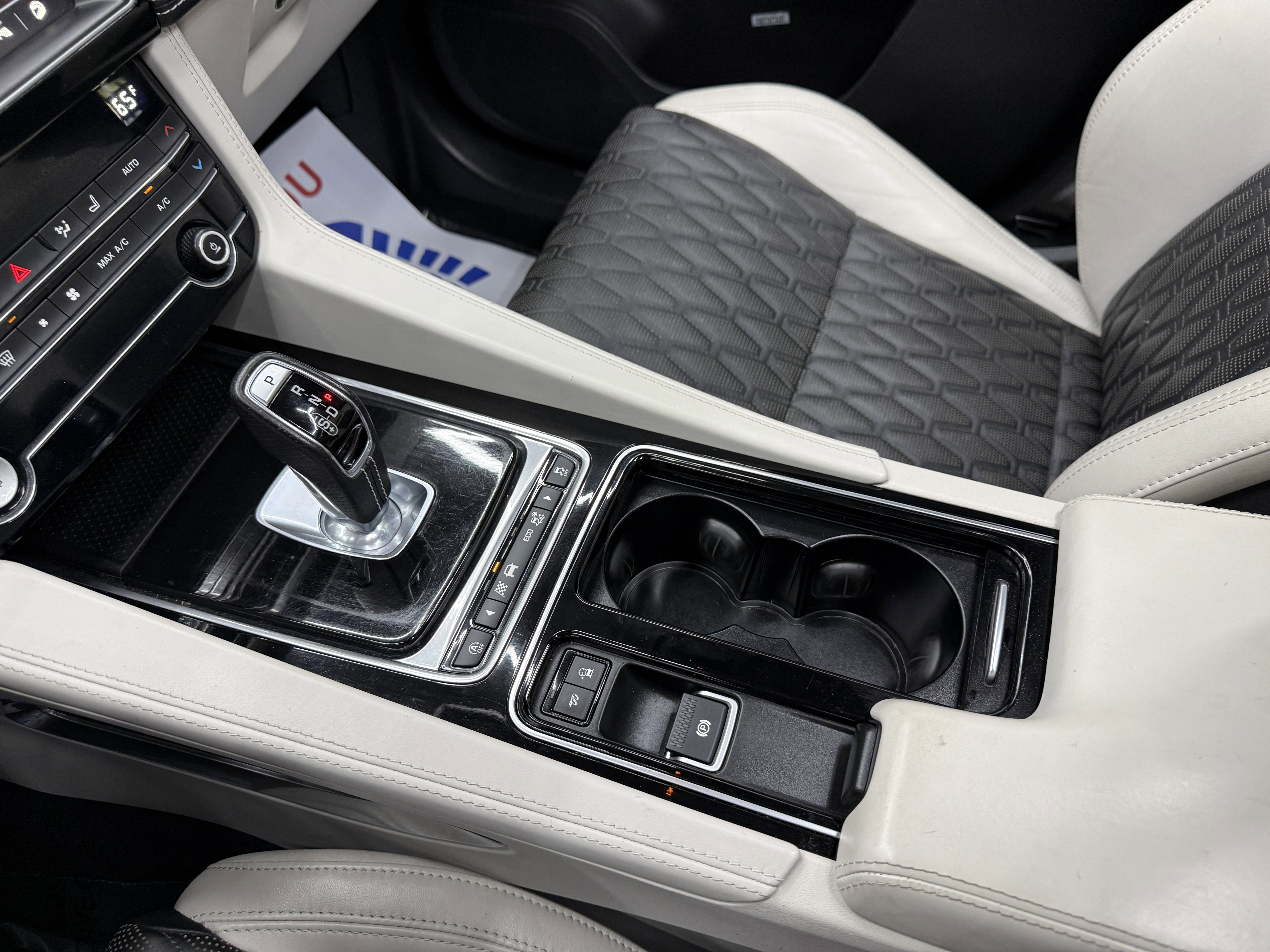 Used 2020 Jaguar F-PACE SVR image 22