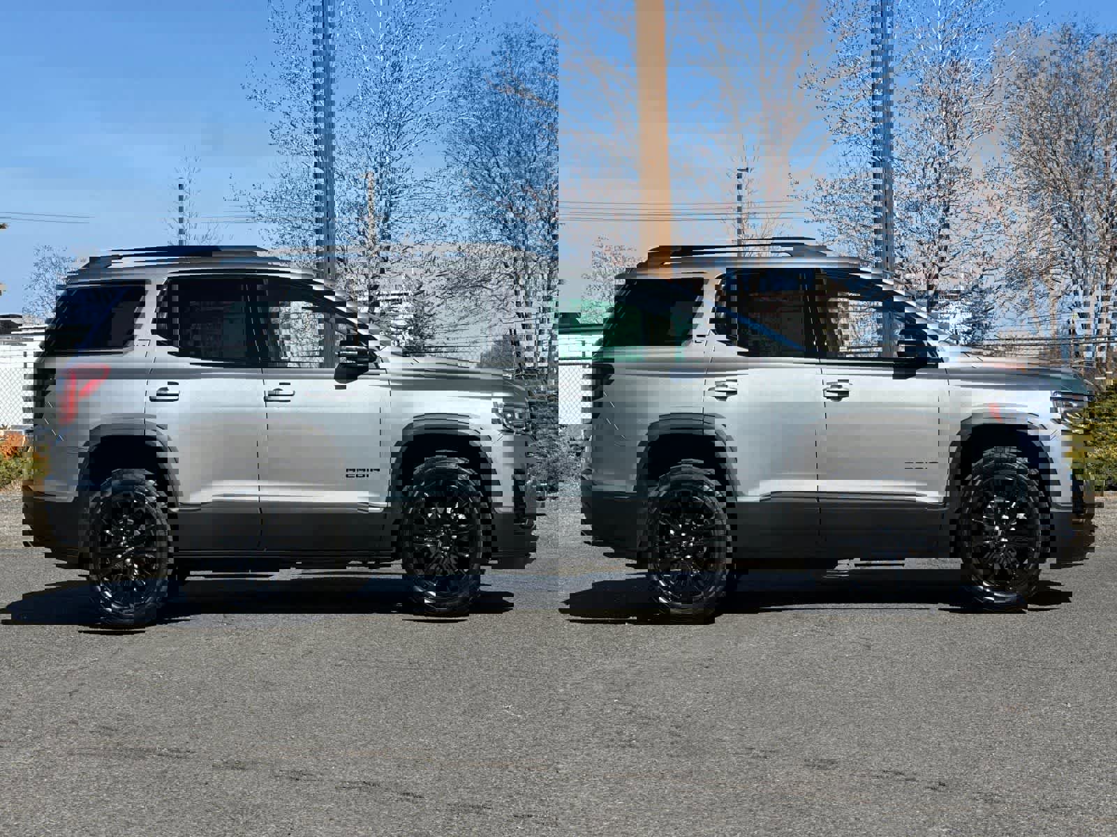 Used 2023 GMC Acadia SLT w/ Elevation Edition image 8