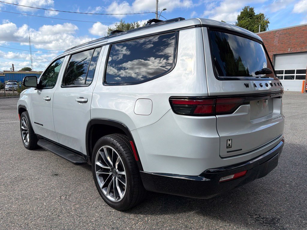 Used 2023 Jeep Wagoneer Series II AWD/4WD image 4