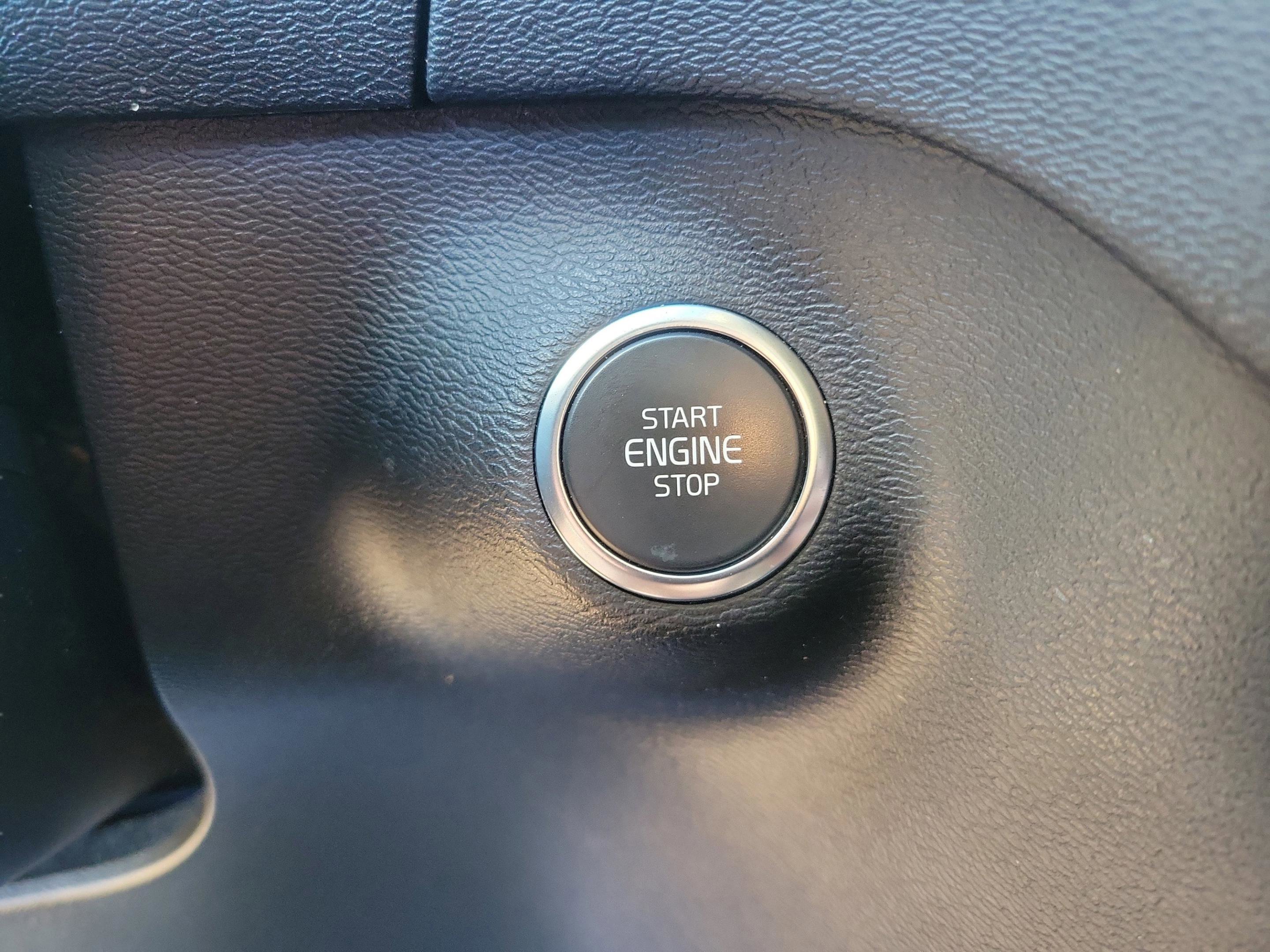 Used 2020 Volvo XC40 T5 Momentum w/ Protection Package Premier image 17