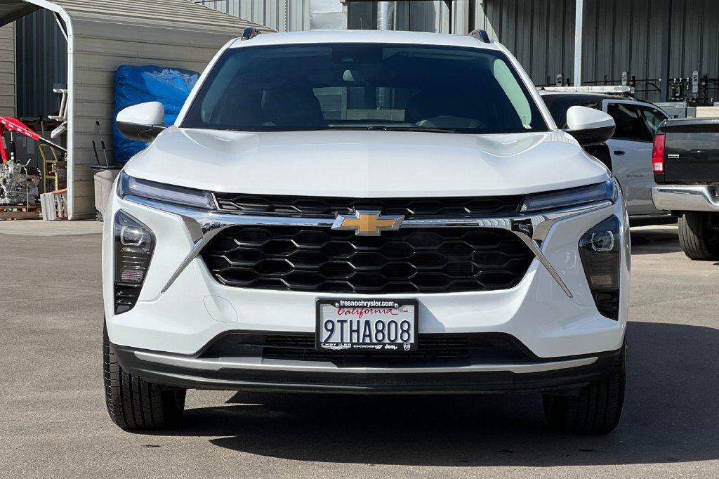 Used 2025 Chevrolet Trax LT w/ LT Convenience Package FWD image 9