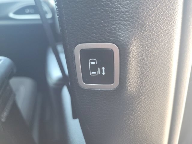 Used 2023 Chrysler Pacifica Touring FWD image 23