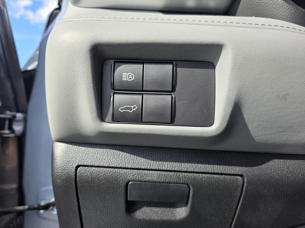 Used 2022 Toyota Highlander XLE FWD image 14