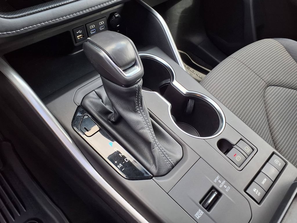 Used 2022 Toyota Highlander LE FWD image 24