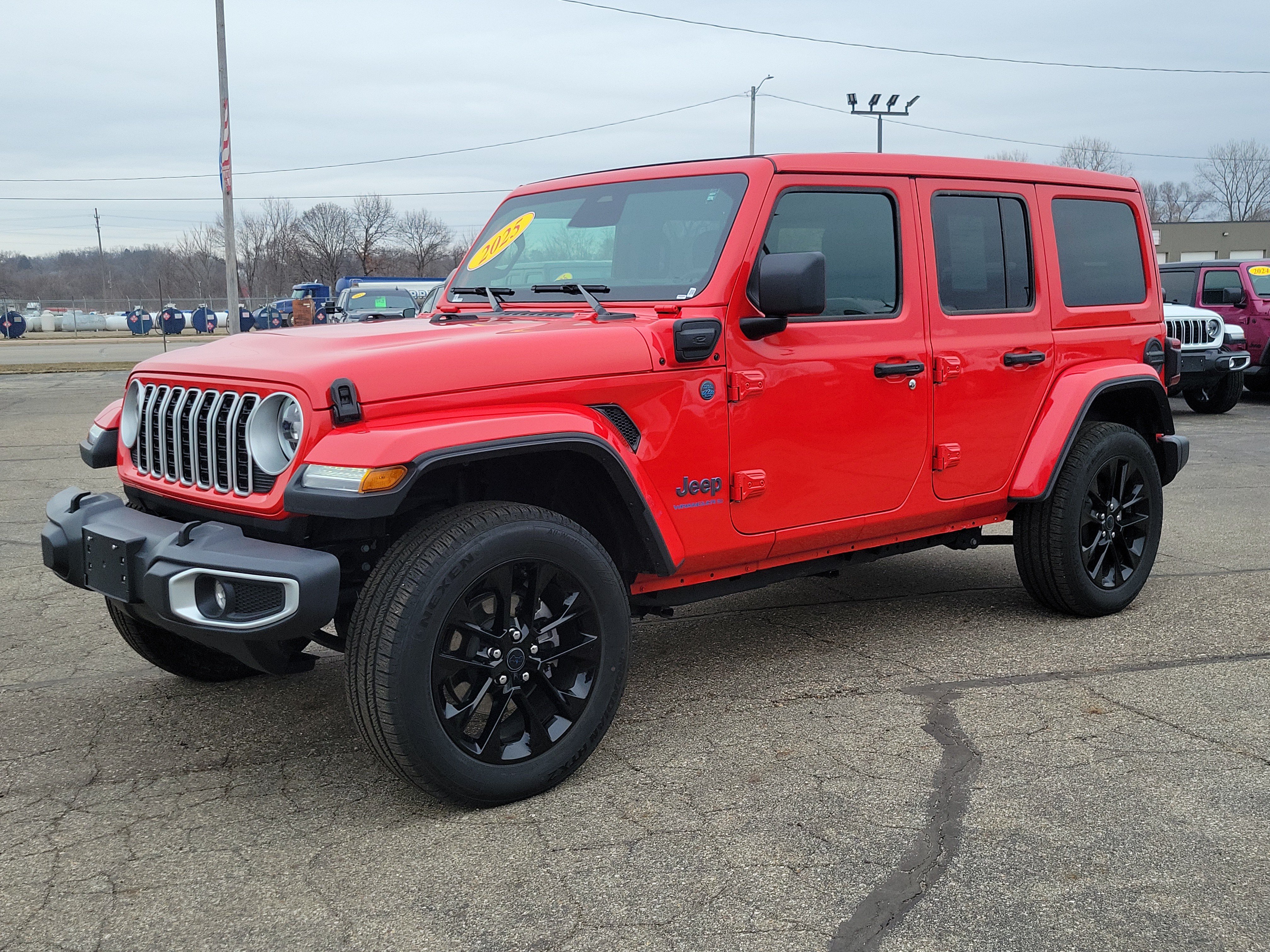 Used 2025 Jeep Wrangler Unlimited Sahara w/ Safety Group AWD/4WD image 2