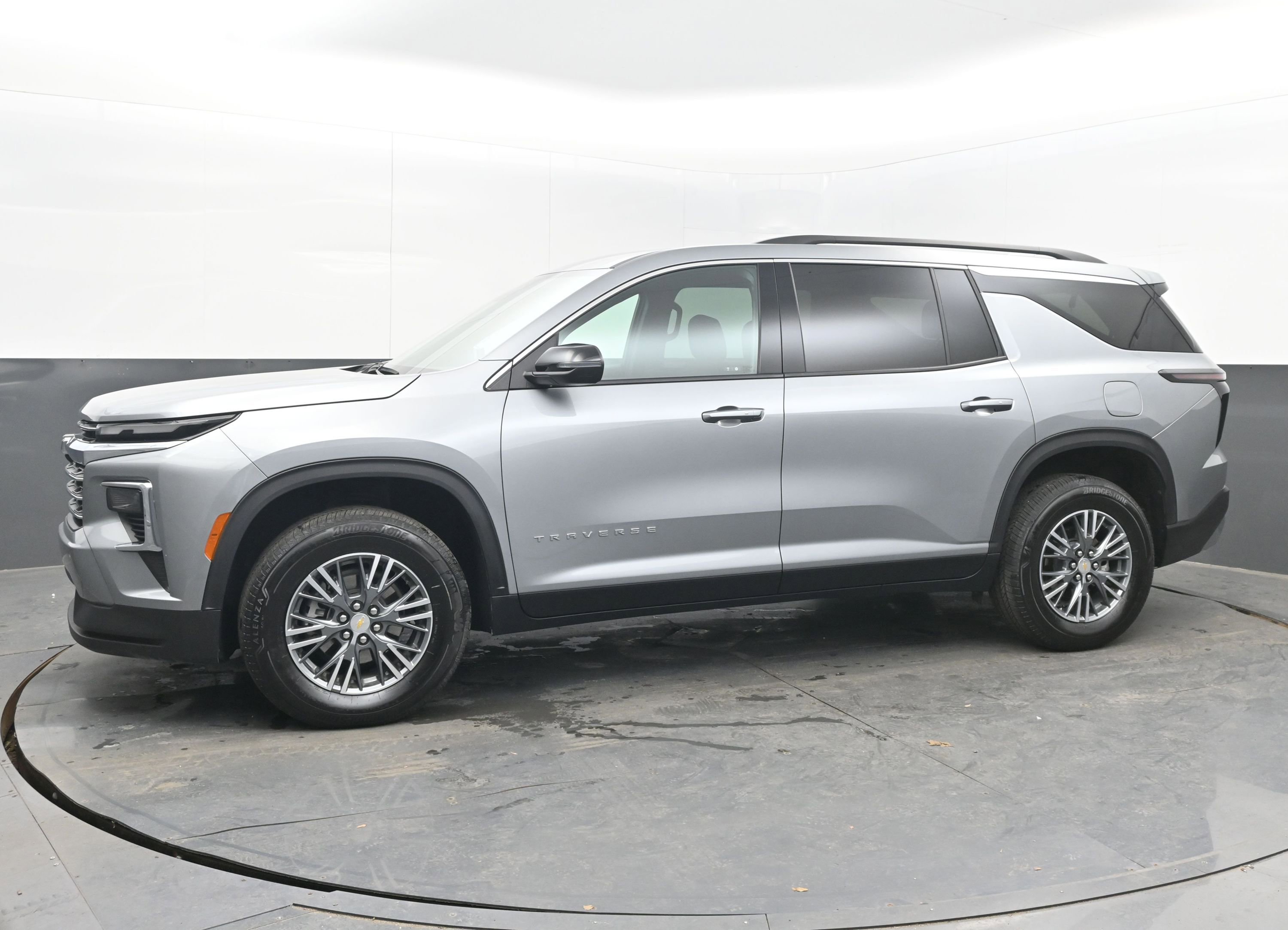 Used 2025 Chevrolet Traverse LT image 5
