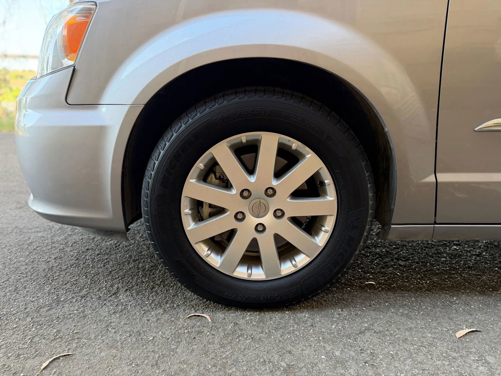 Used 2015 Chrysler Town & Country Touring FWD image 40