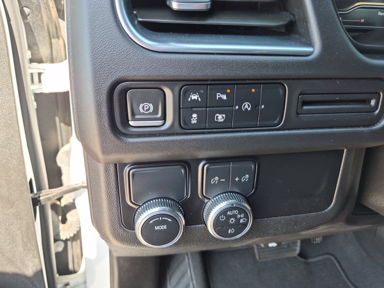 Used 2023 GMC Yukon SLT w/ SLT Luxury Package RWD image 28