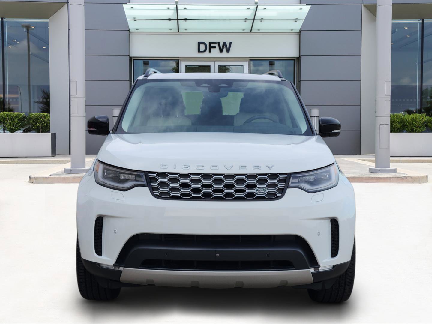 Certified 2025 Land Rover Discovery S image 2