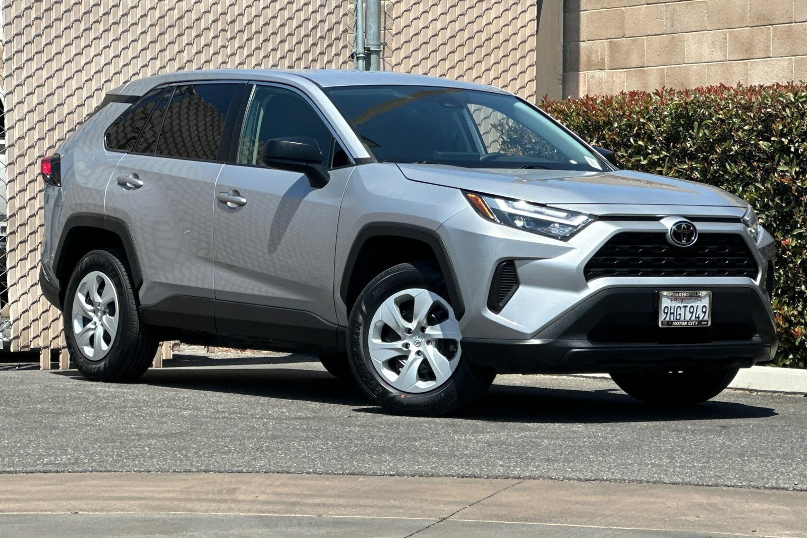 Used 2023 Toyota RAV4 LE FWD video 2