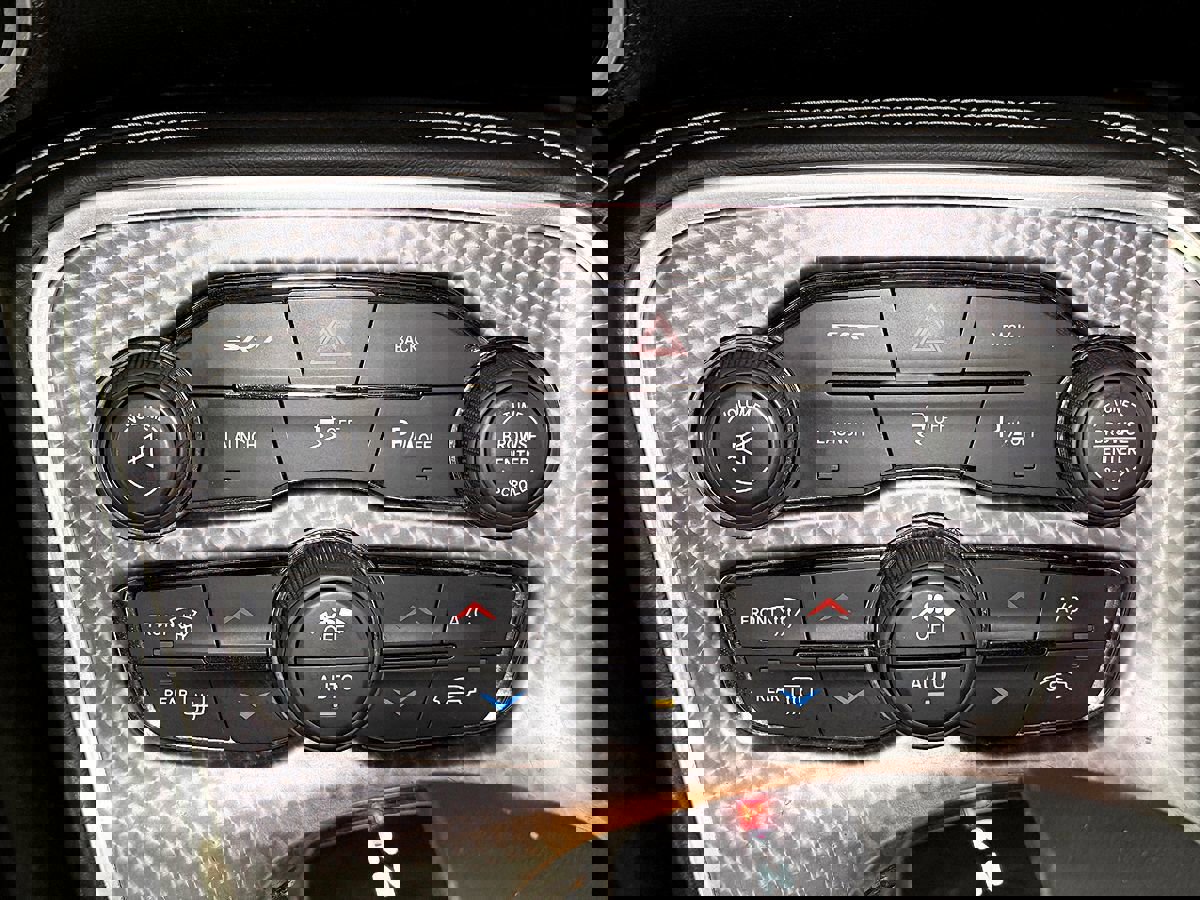 Used 2015 Dodge Challenger SRT Hellcat image 33