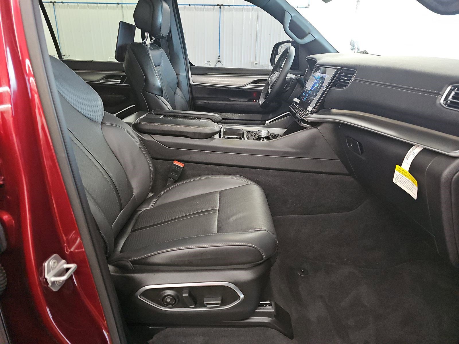 Used 2025 Jeep Wagoneer L Series II w/ Convenience Group I image 9