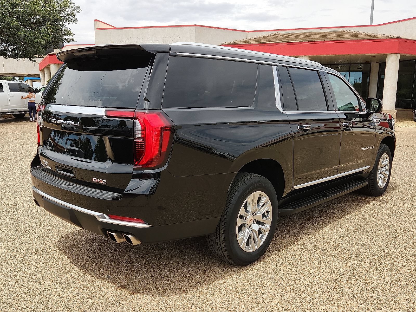 Used 2025 GMC Yukon XL Denali AWD/4WD image 4
