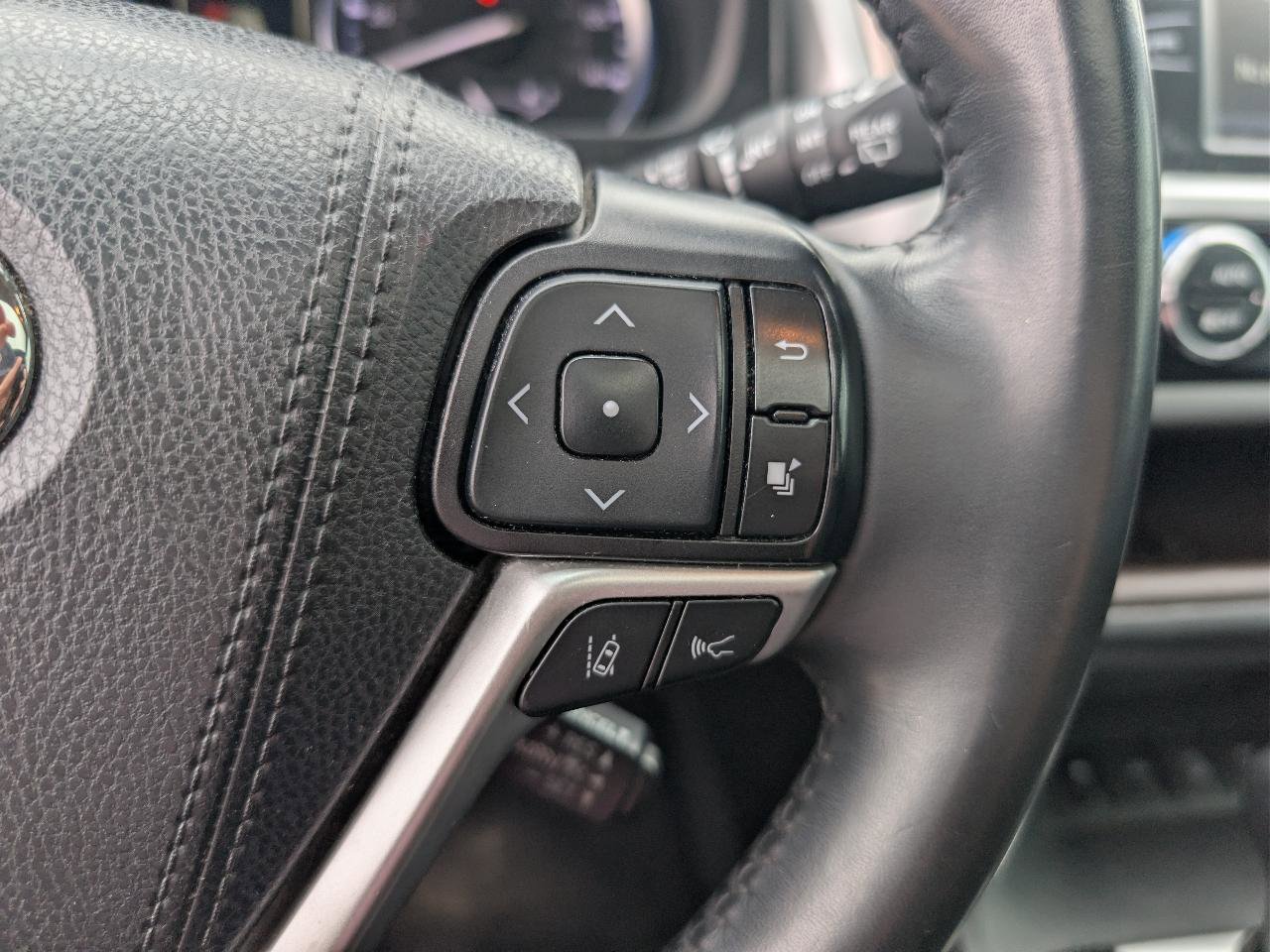 Used 2019 Toyota Highlander XLE AWD/4WD image 19