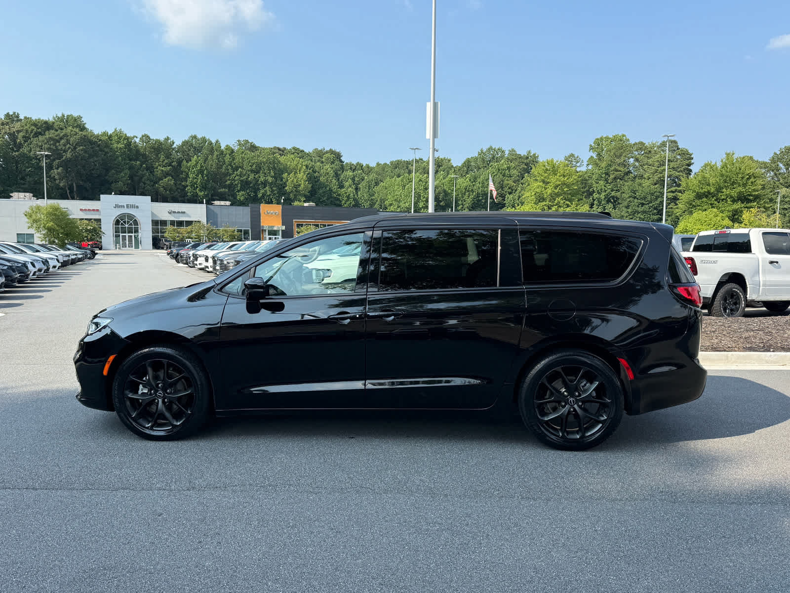Used 2025 Chrysler Pacifica Limited FWD image 2