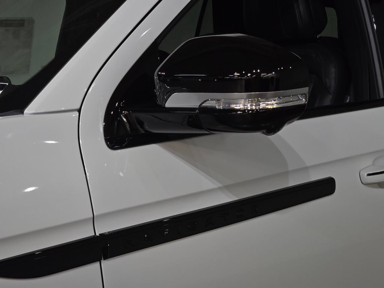 New 2025 Lincoln Navigator Reserve w/ Jet Appearance Package AWD/4WD image 14