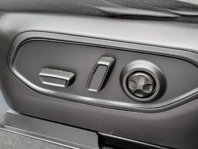 Used 2025 Jeep Grand Cherokee Laredo AWD/4WD image 8
