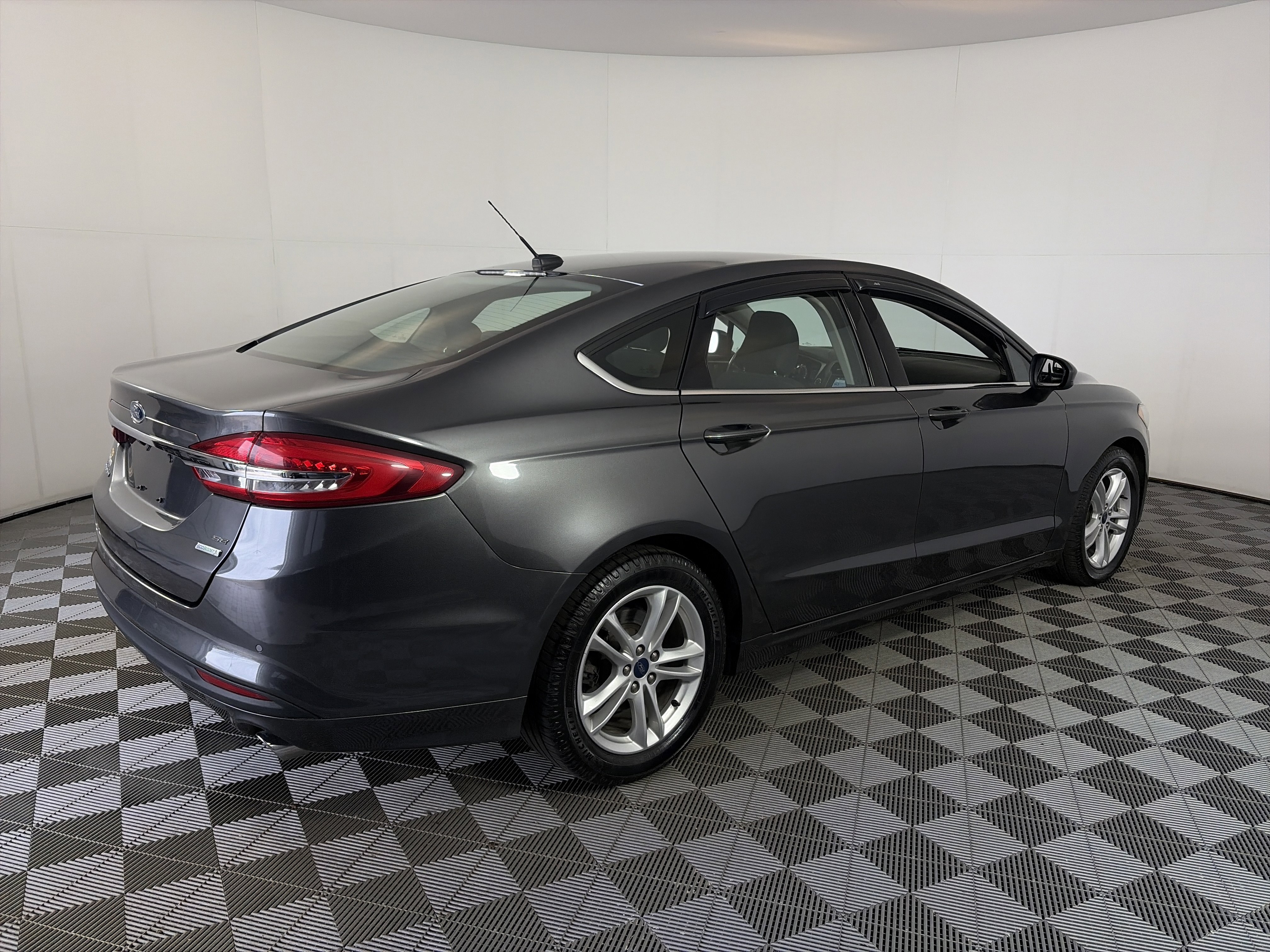 Used 2018 Ford Fusion SE w/ Fusion SE Technology Package FWD image 10