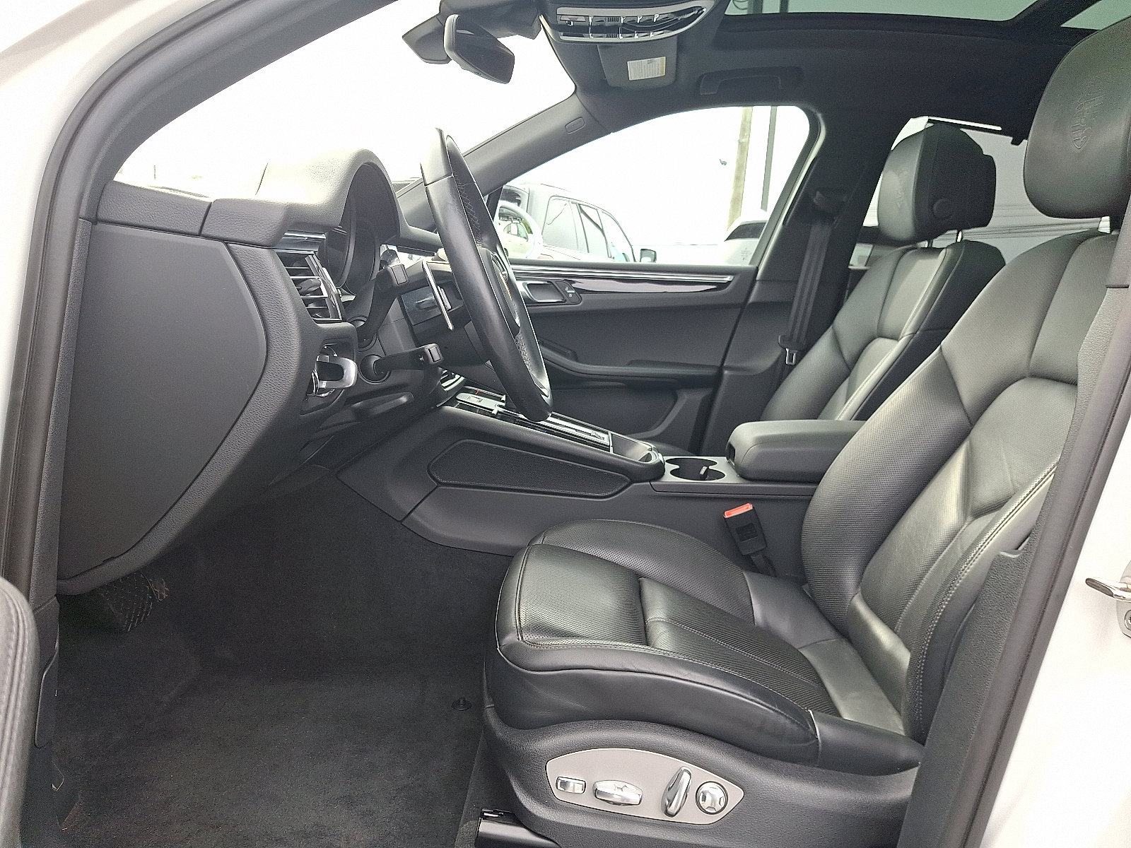 Used 2023 Porsche Macan image 13