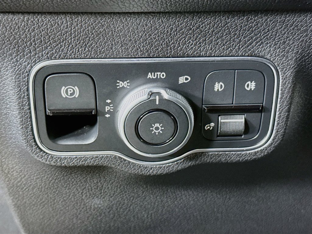 Used 2025 Mercedes-Benz GLB 250 4MATIC w/ Winter Package image 10