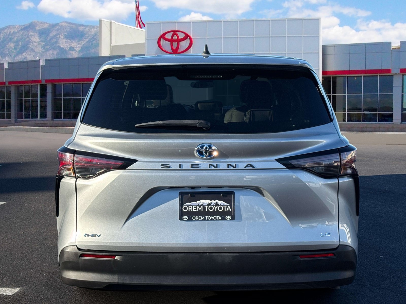 Used 2025 Toyota Sienna LE FWD image 4