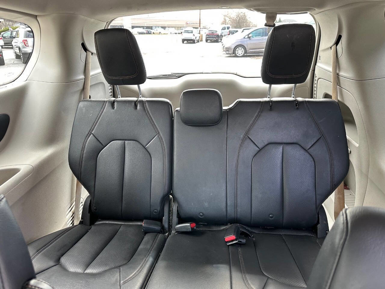 Used 2018 Chrysler Pacifica Touring-L w/ Tire & Wheel Group image 11