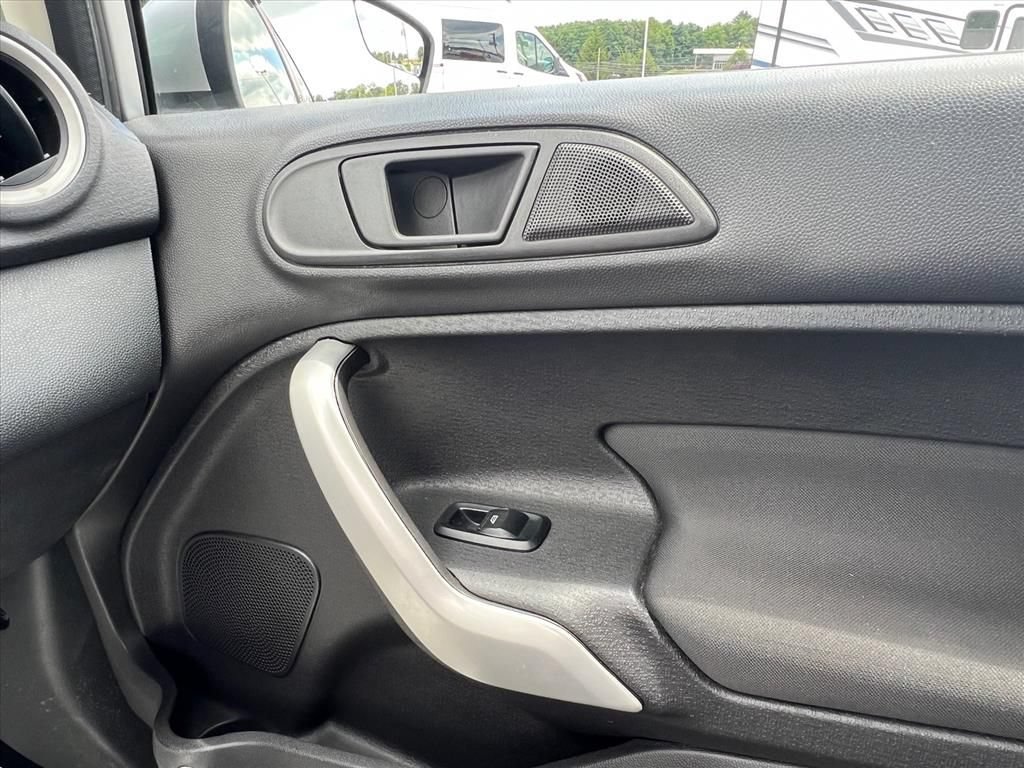 Used 2013 Ford Fiesta SE FWD image 30