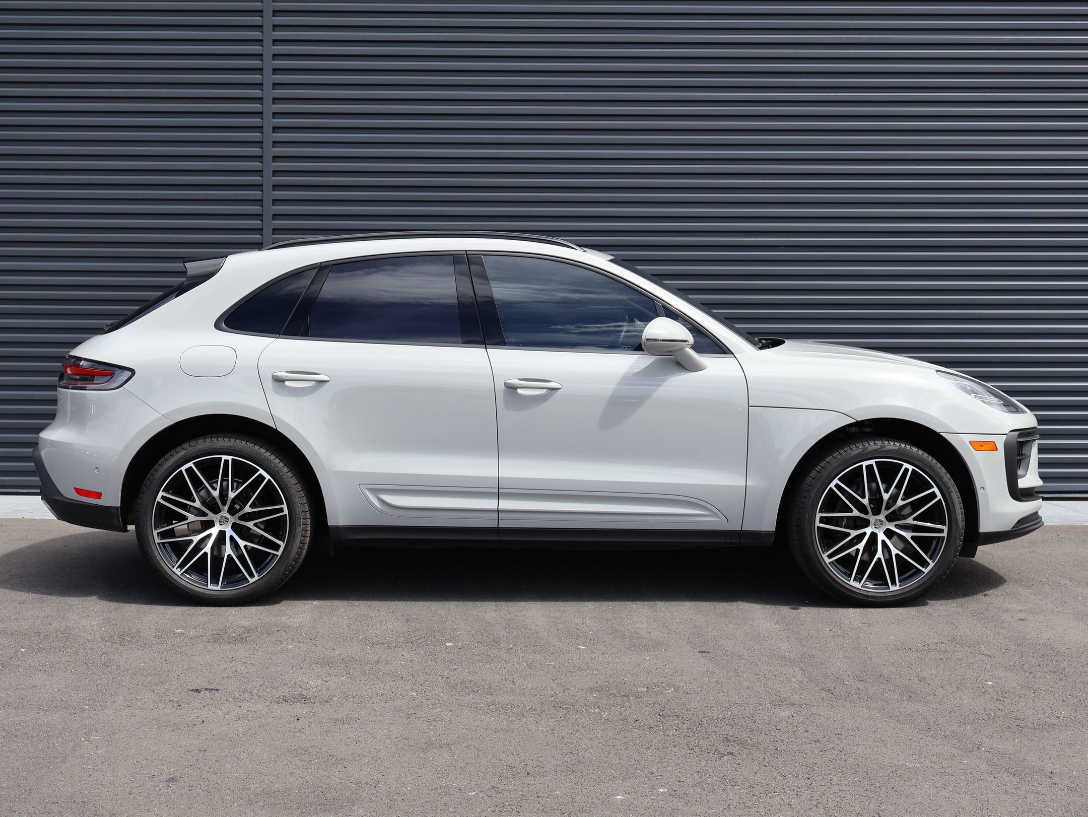 Certified 2023 Porsche Macan image 9