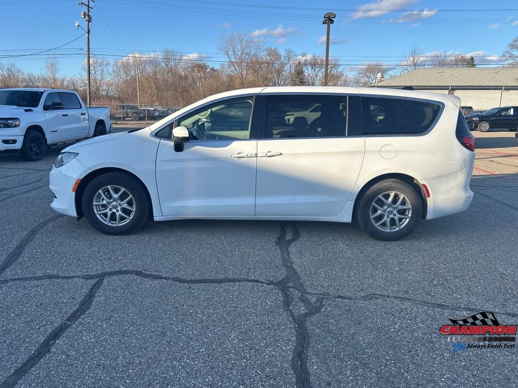 Used 2023 Chrysler Voyager LX image 2