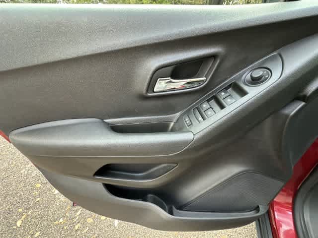 Used 2019 Chevrolet Trax LT w/ LT Convenience Package AWD/4WD image 17