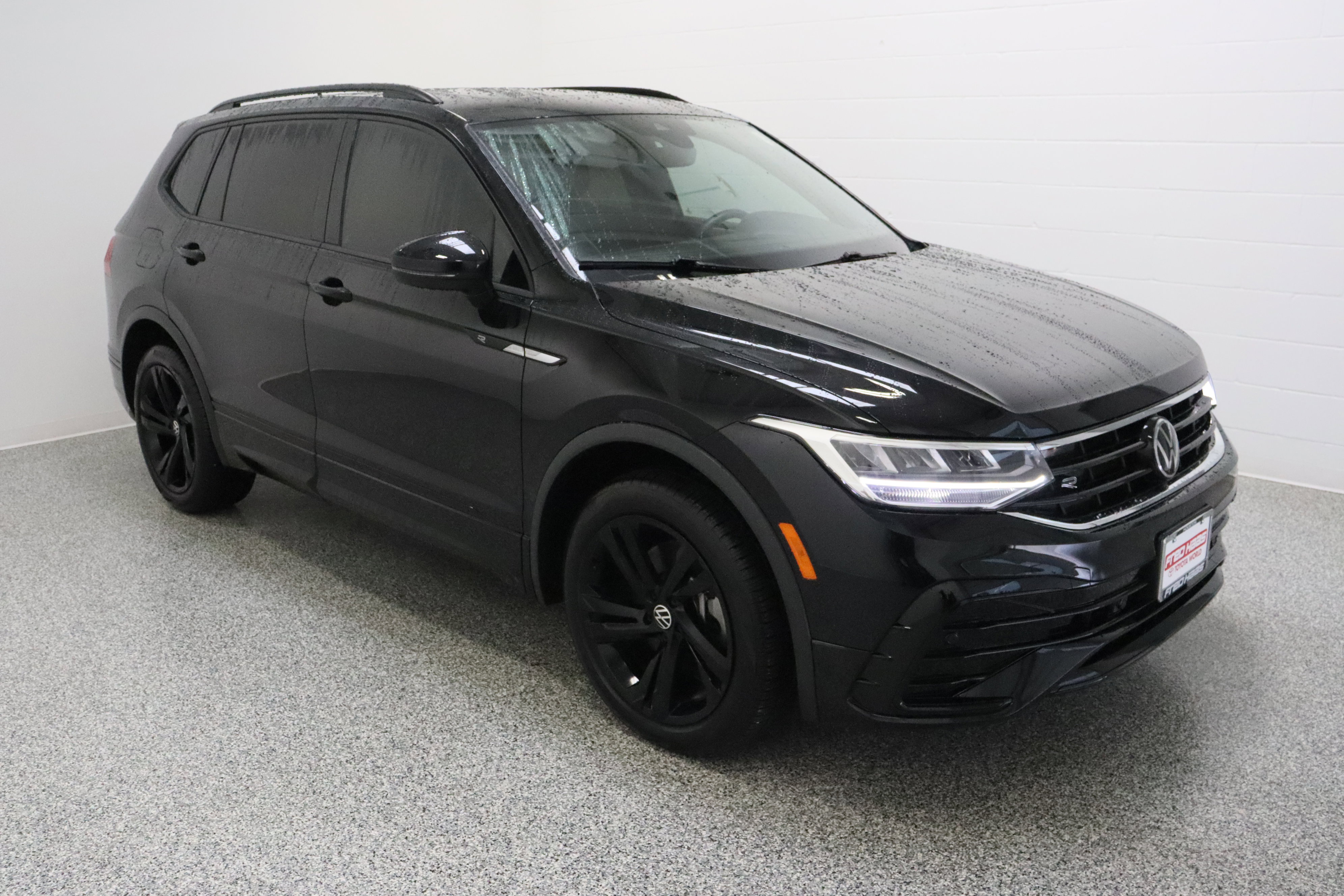 Used 2024 Volkswagen Tiguan SE R-Line FWD image 4
