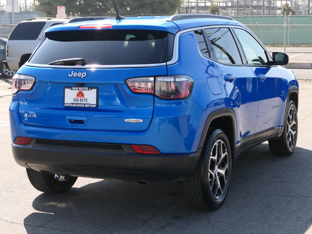 Used 2024 Jeep Compass Latitude AWD/4WD image 3