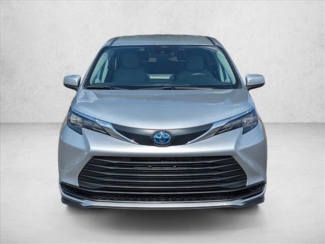 Used 2024 Toyota Sienna LE FWD image 2