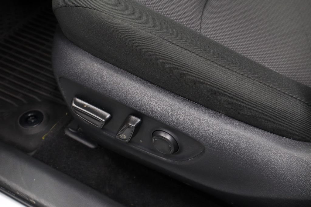 Used 2025 Toyota RAV4 XLE AWD/4WD image 24