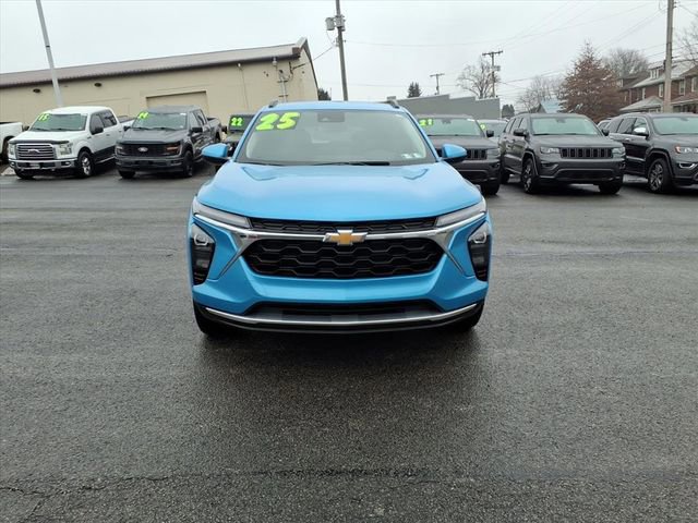 Used 2025 Chevrolet Trax LT w/ LT Convenience Package image 2