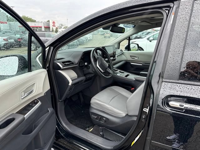 Used 2023 Toyota Sienna XLE FWD image 19