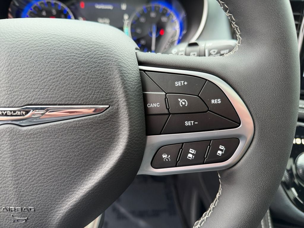 Used 2026 Chrysler Pacifica Limited FWD image 24