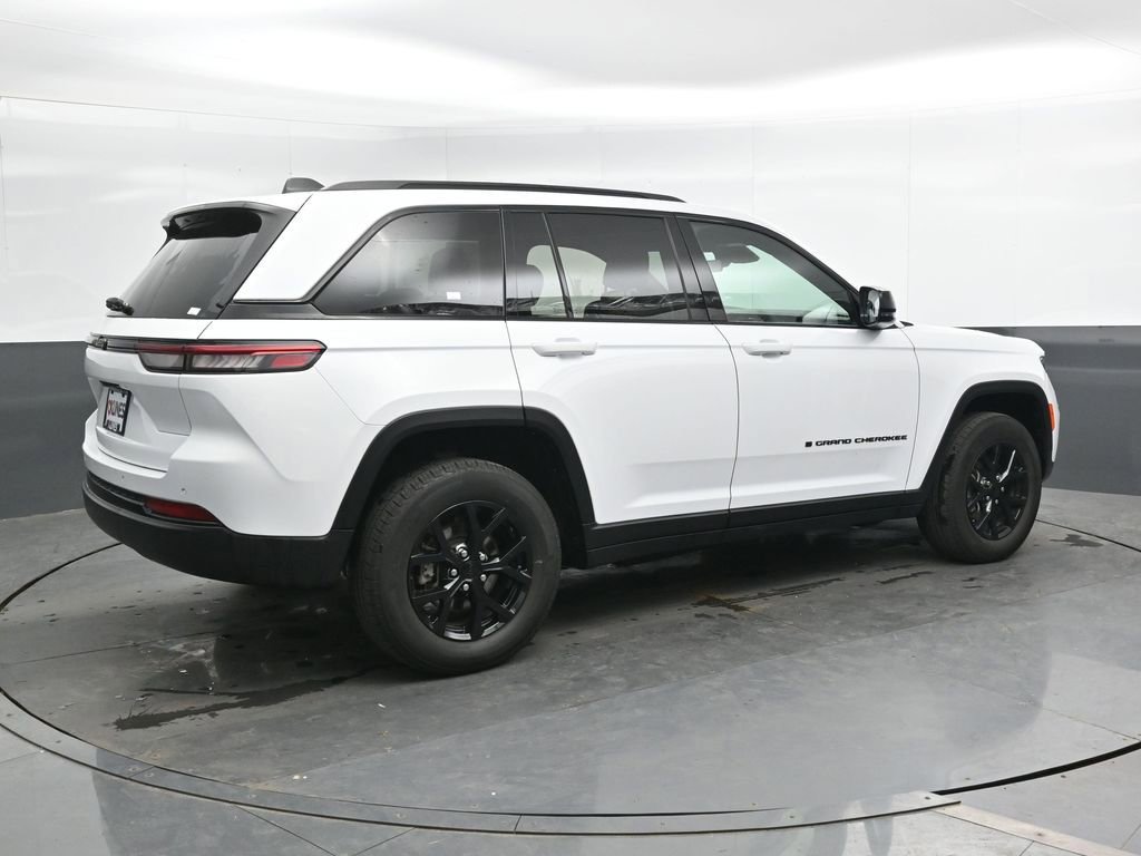 Used 2025 Jeep Grand Cherokee Altitude AWD/4WD image 3