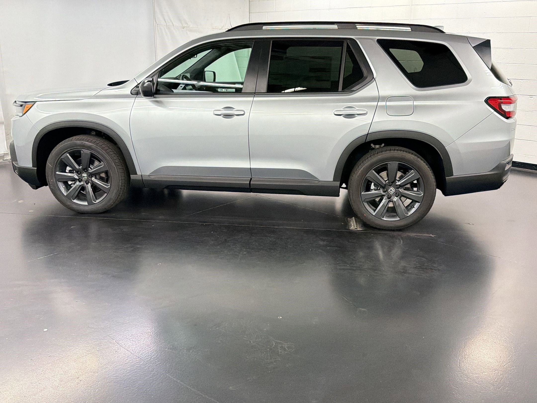 New 2026 Honda Pilot Sport image 2