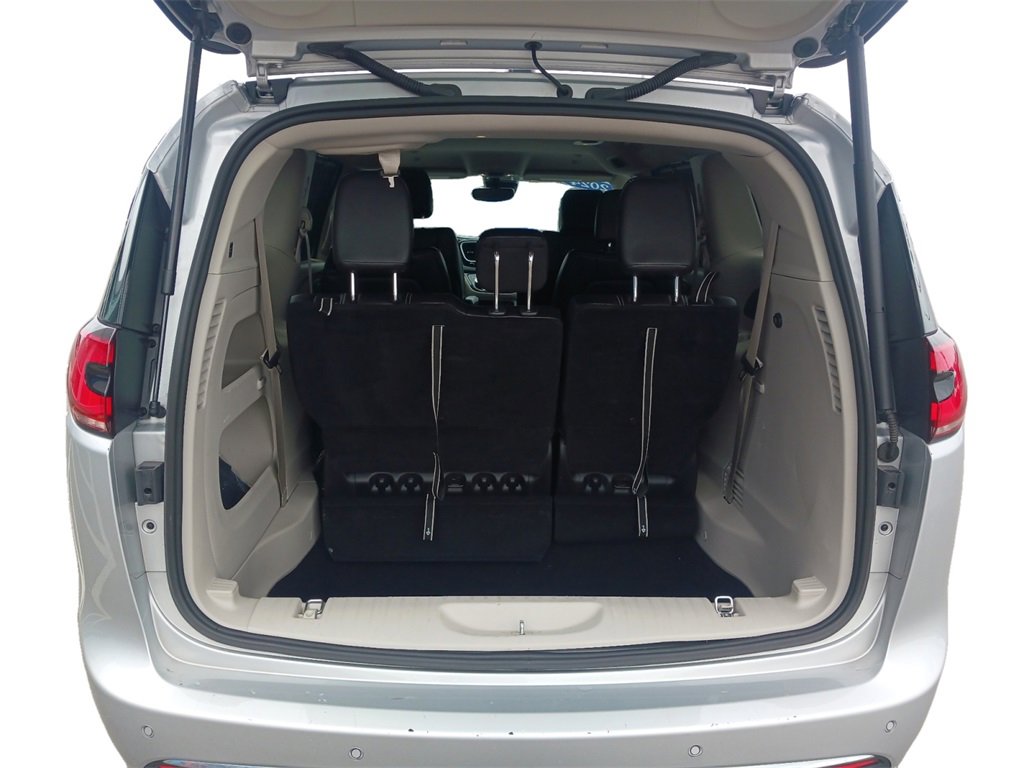 Used 2024 Chrysler Pacifica Touring-L image 13