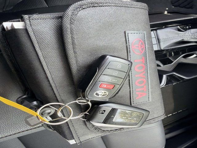 Certified 2025 Toyota Camry XLE FWD image 31