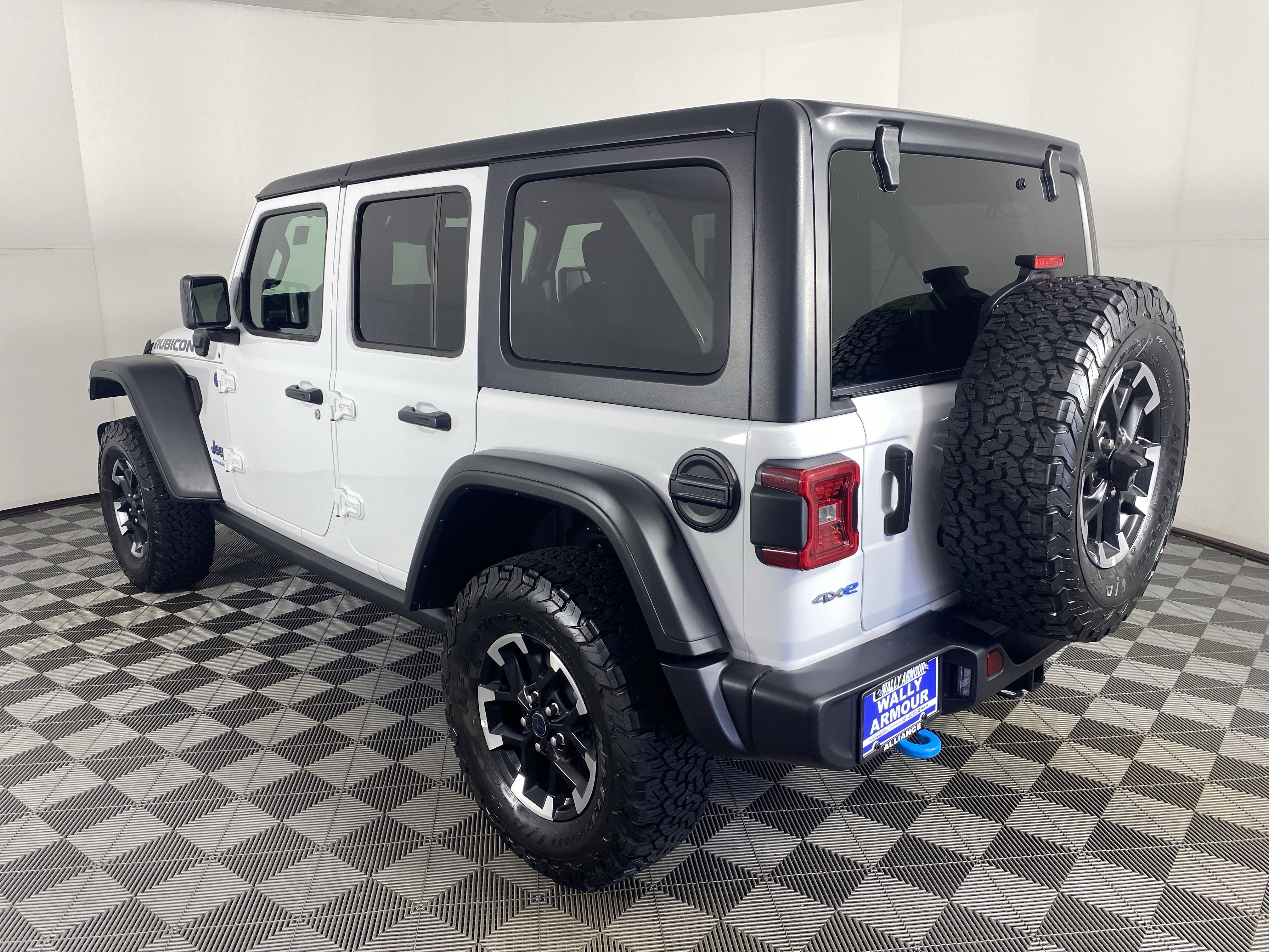 Used 2025 Jeep Wrangler Unlimited Rubicon 4xe w/ Convenience Group AWD/4WD image 9