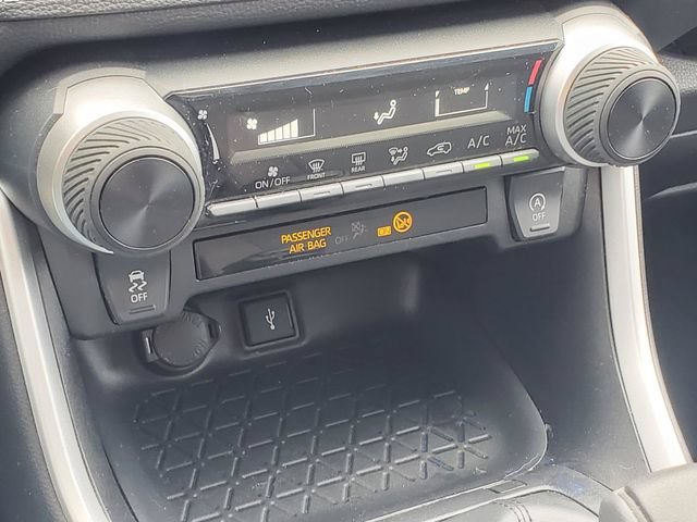 Used 2021 Toyota RAV4 LE AWD/4WD image 17