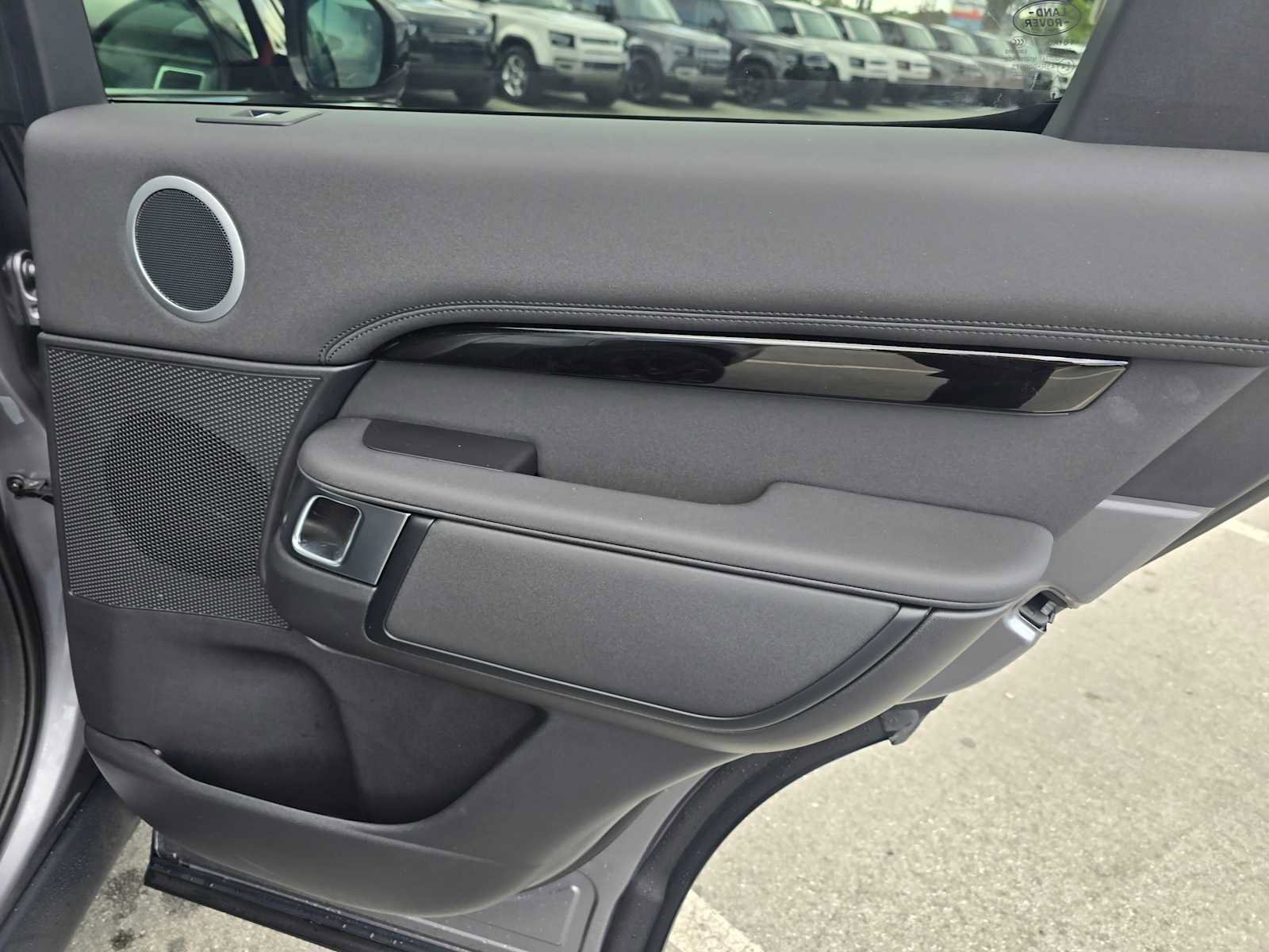 Used 2025 Land Rover Discovery S image 13