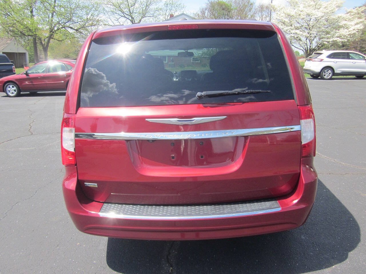 Used 2015 Chrysler Town & Country Touring FWD image 8