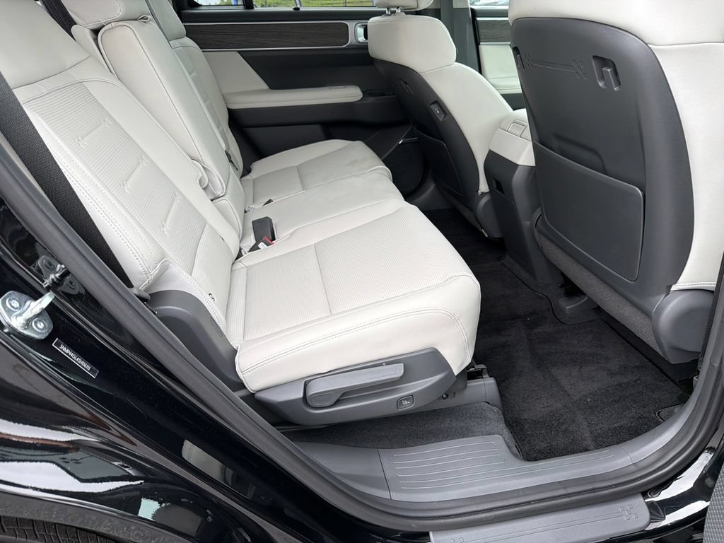 Used 2025 Hyundai Santa Fe Limited FWD image 15