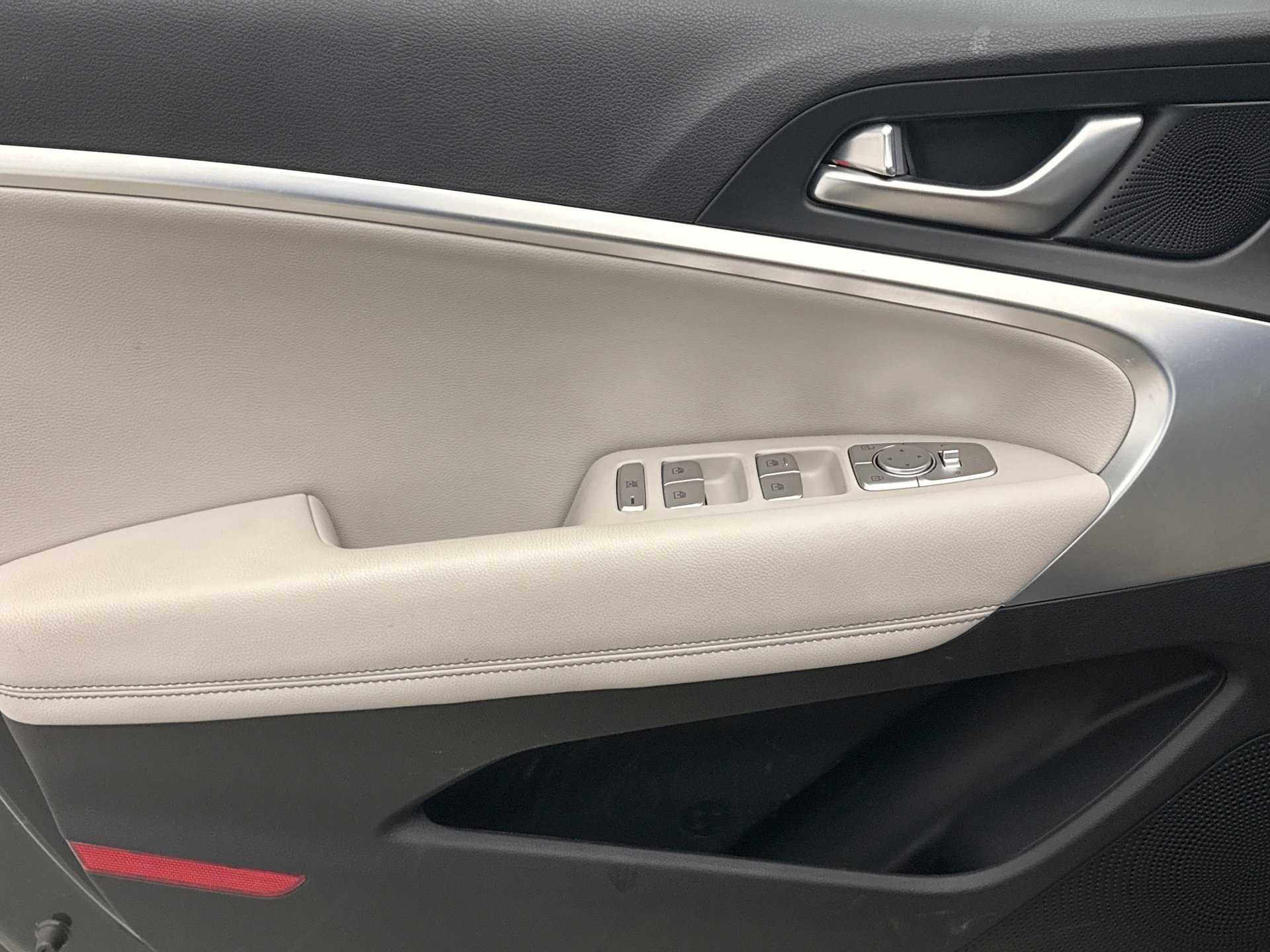 Used 2023 Genesis G70 2.0T image 6